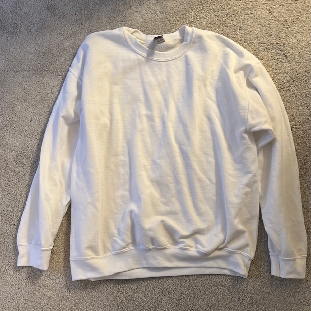 Gildan white crewneck
